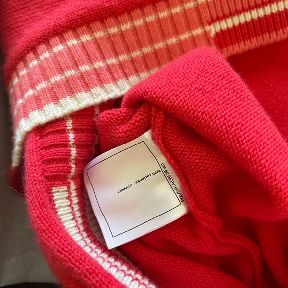 ❗️SOLD❗️Chanel wrap cashmere sweater BNWT - Picture 9 of 9